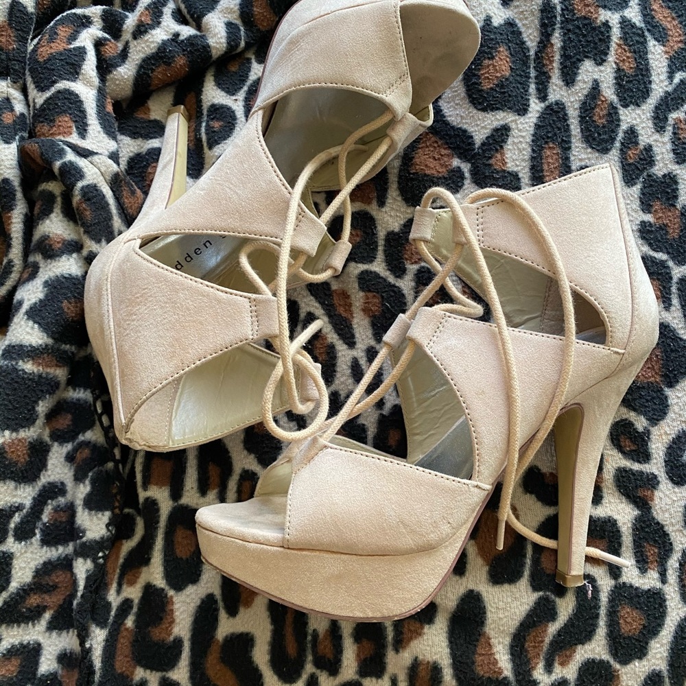 Red pumps! - Picture 2 of 2